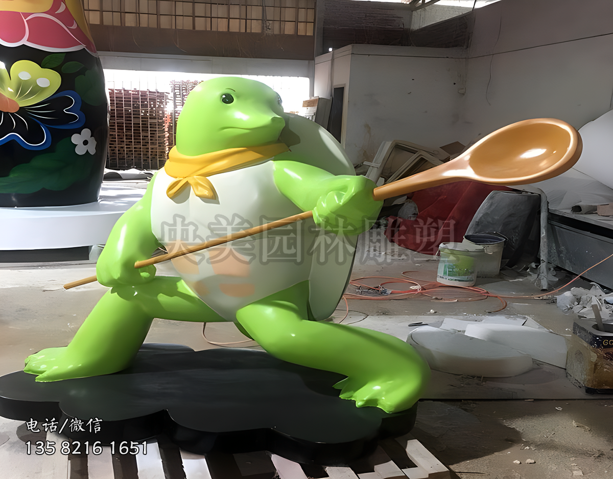 功夫龜，雙手拿勺子的卡通烏龜造型雕塑