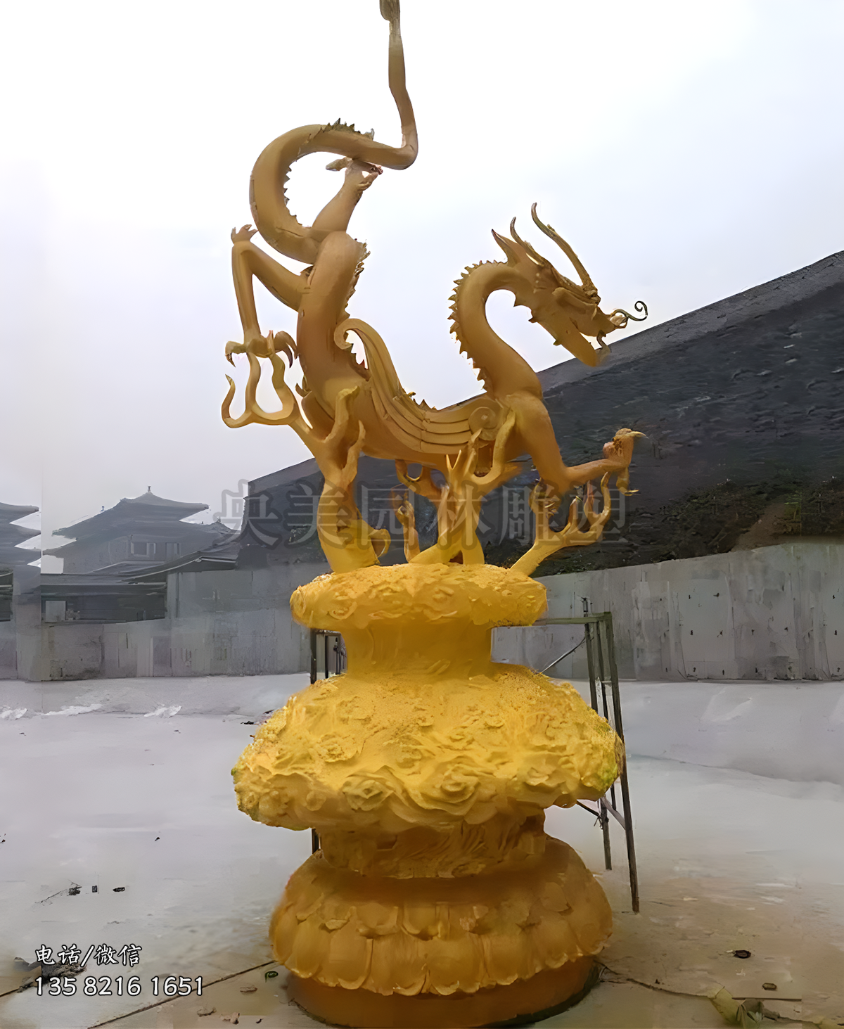 漆金龍雕塑