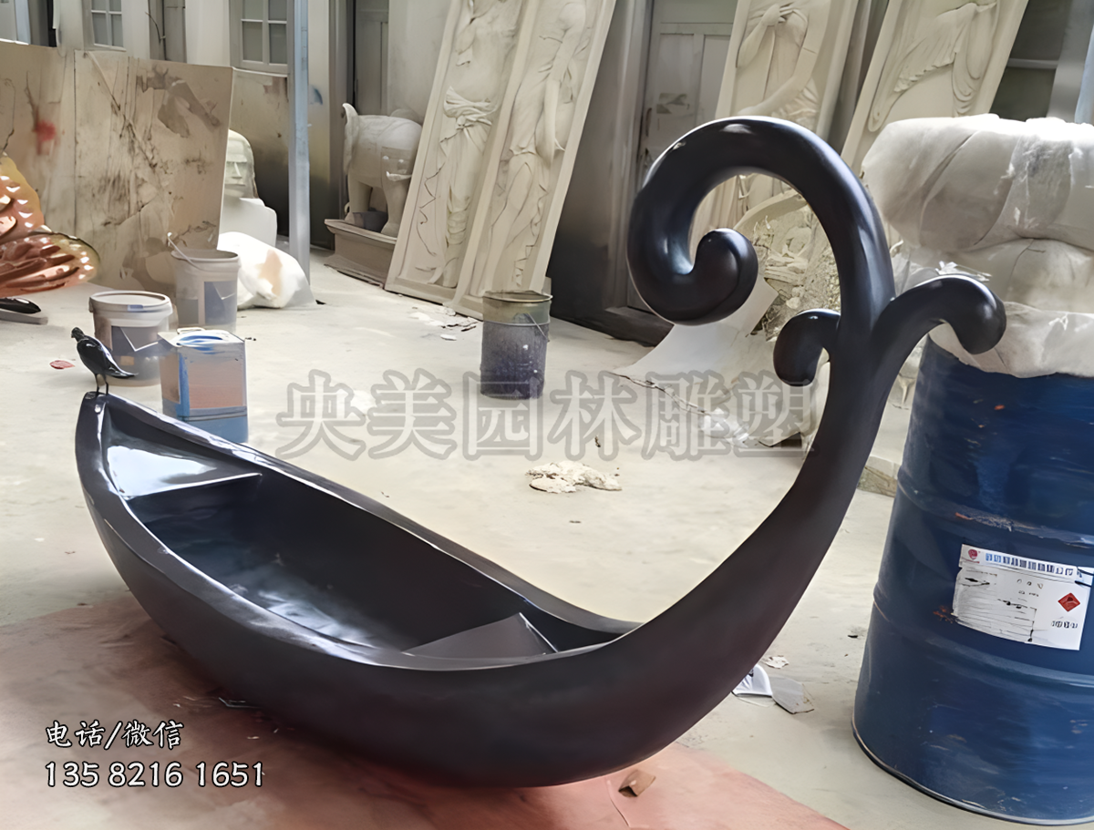 魚(yú)形創(chuàng)意船雕塑