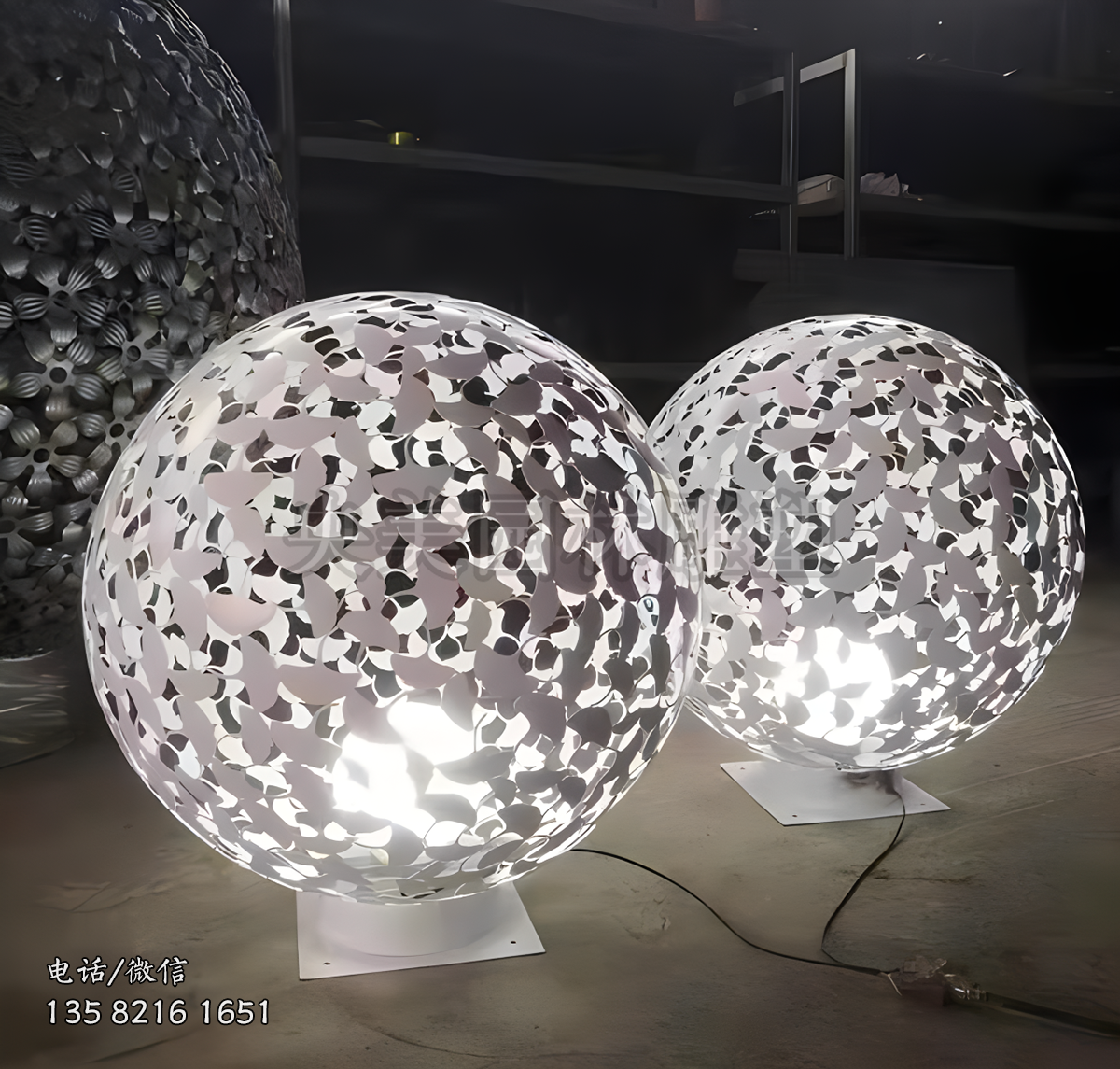 銀杏樹(shù)葉不銹鋼發(fā)光鏤空球雕塑