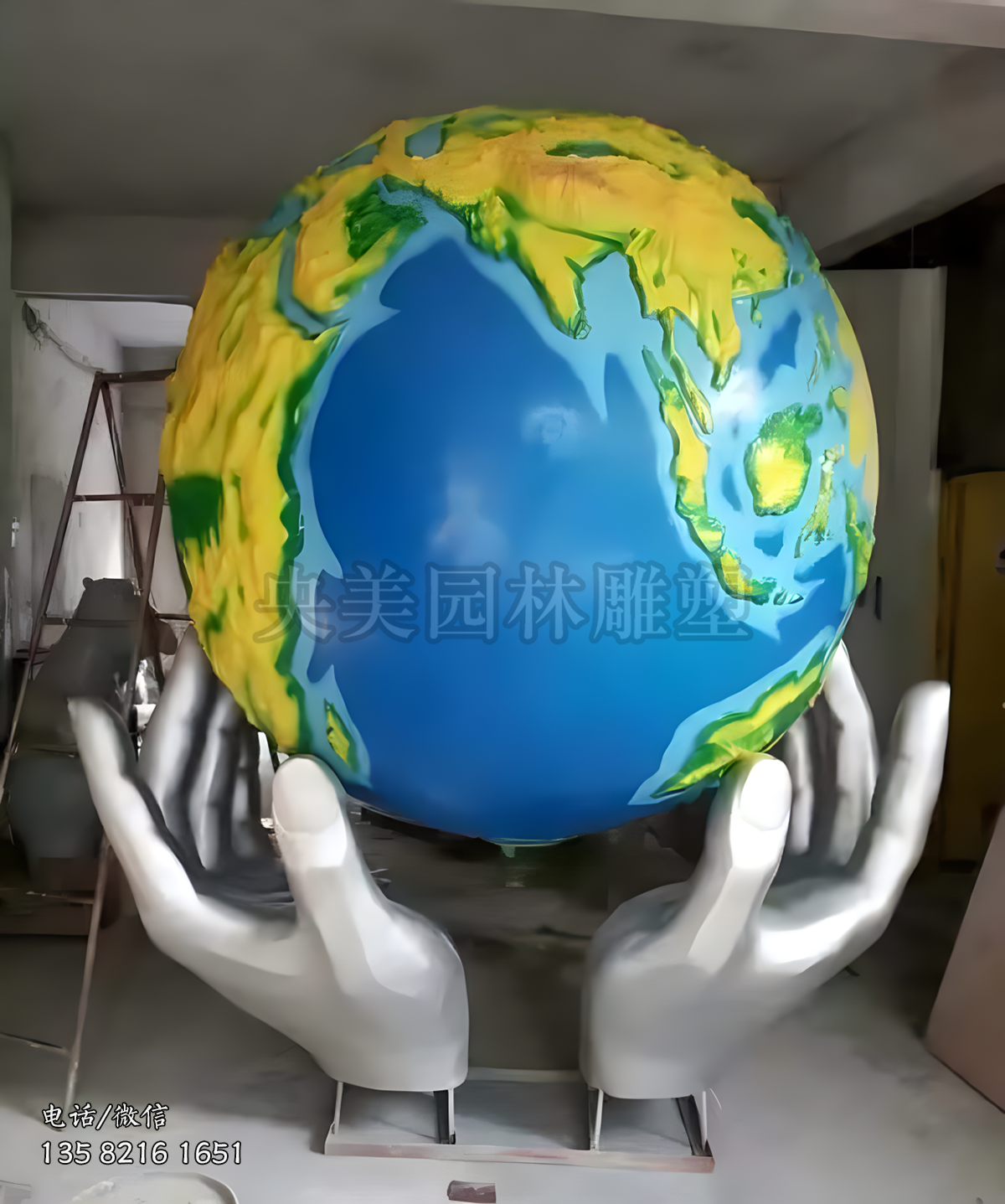 玻璃鋼彩繪手捧地球雕塑